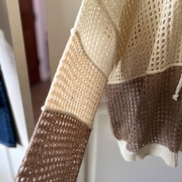 POL Open Knit Crochet Hooded Top - V-neck - Picture 7 of 10